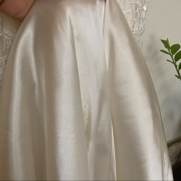 Preowned Tara Lauren Wedding Dress. Spring 2017. US Size 6. - Picture 10 of 14